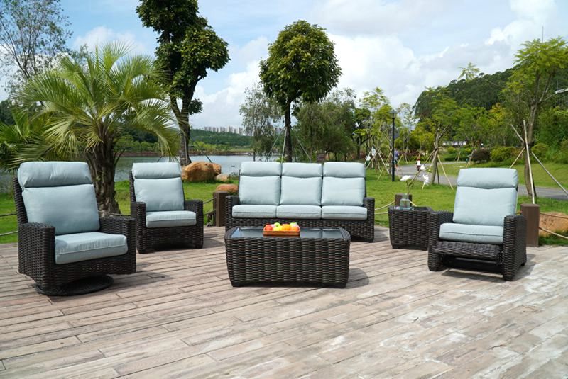 5 buah furnitur luar ruangan anyaman